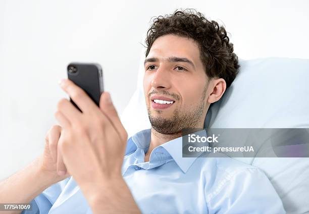 Hombre Usando Un Teléfono Móvil Inteligente Foto de stock y más banco de imágenes de 25-29 años - 25-29 años, 30-34 años, Adulto