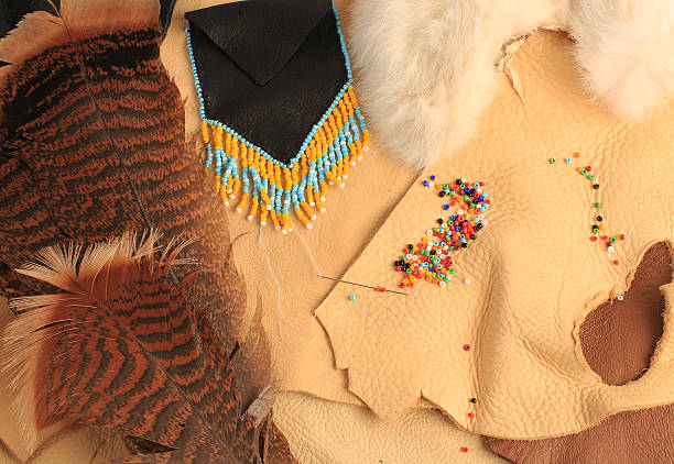 feathers cuero y perlas - tribal art fotos fotografías e imágenes de stock