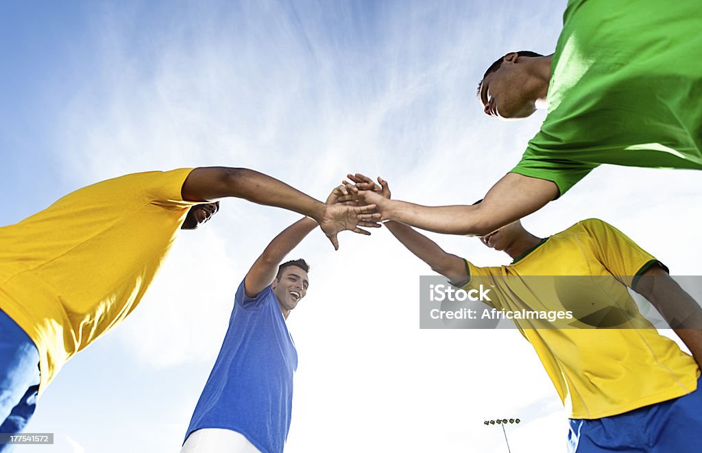 Los aficionados al fútbol brasileño celebrar. - Foto de stock de Amarillo - Color libre de derechos