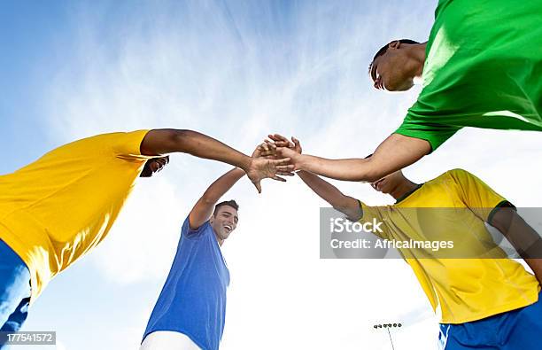 Los Aficionados Al Fútbol Brasileño Celebrar Foto de stock y más banco de imágenes de Amarillo - Color - Amarillo - Color, Soporte - Conceptos, 2014