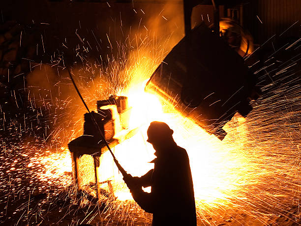 eingießen steel - schwerindustrie stock-fotos und bilder