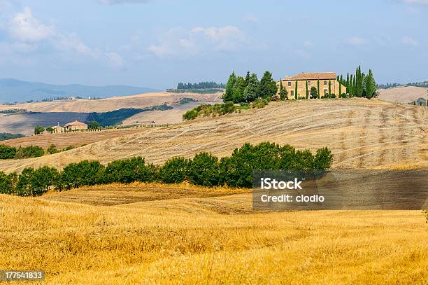 Photo libre de droit de Ferme À Val Dorcia Tuscany banque d'images et plus d'images libres de droit de Agriculture - Agriculture, Bleu, Champ