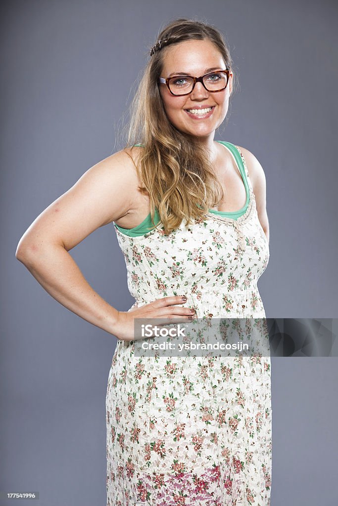 Bella donna con lunghi Capelli castani con gli occhiali. - Foto stock royalty-free di Adulto