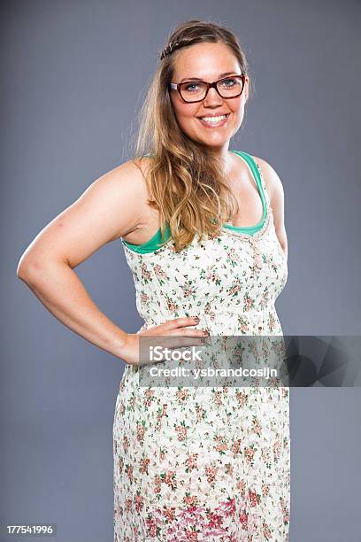 Bella Donna Con Lunghi Capelli Castani Con Gli Occhiali - Fotografie stock e altre immagini di Adulto