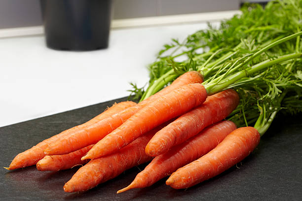 Paar Karotten mit Grün – Foto