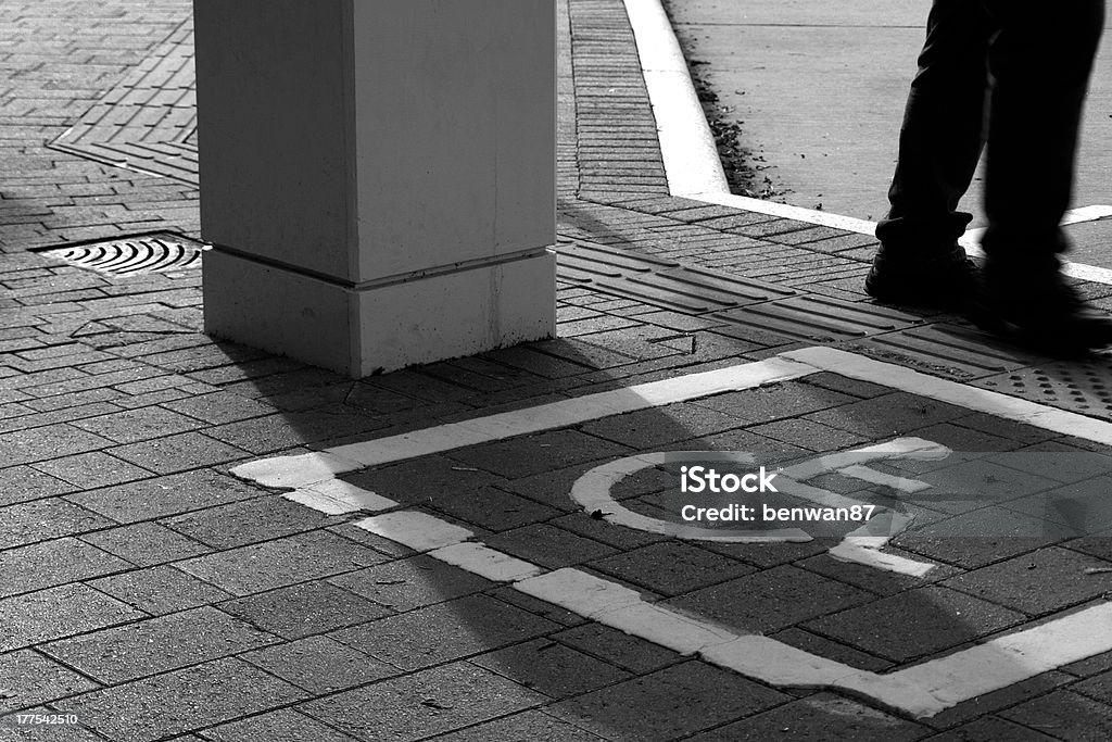 Rollstuhlgerechte Schild an der Bushaltestelle - Lizenzfrei Andersfähigkeiten Stock-Foto