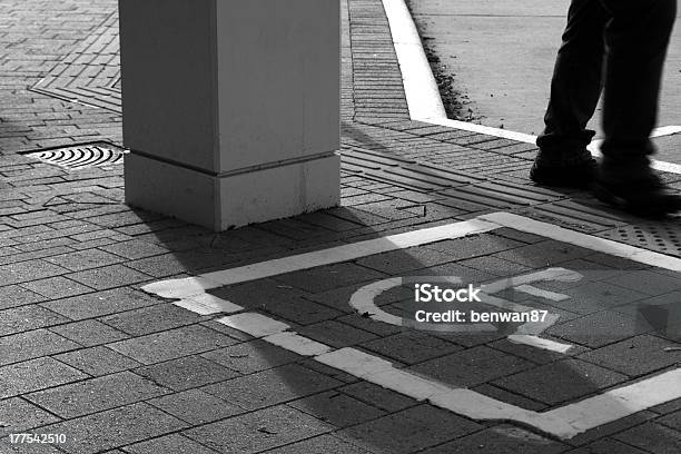 Rollstuhlgerechte Schild An Der Bushaltestelle Stockfoto und mehr Bilder von Andersfähigkeiten - Andersfähigkeiten, Anleitung - Konzepte, Blau