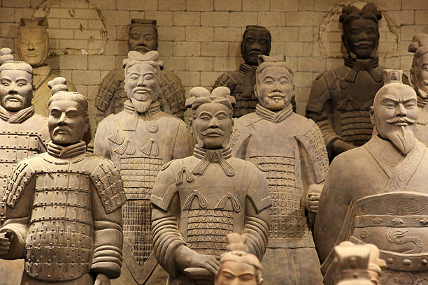 o famoso cerâmica de terracota de xian, china guerreiros - xian fotos imagens e fotografias de stock