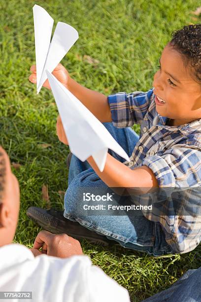 Raça Mista Pai E Filho Brincando Com Aviões De Papel - Fotografias de stock e mais imagens de Adulto