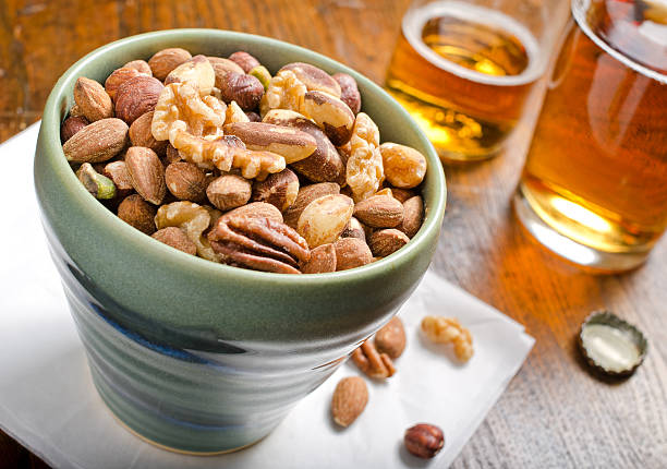 смешанная орехов - cashew beer nuts nut food стоковые фото и изображения