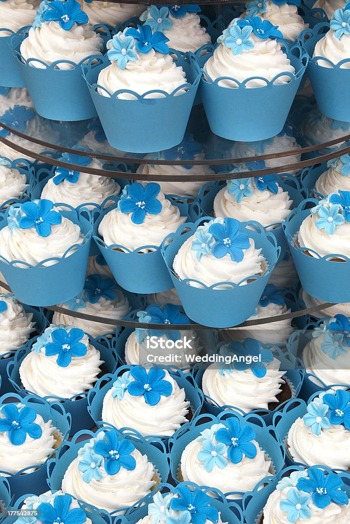 Bleu pur cupcakes avec flover sur Glaçage - Photo de Blanc libre de droits