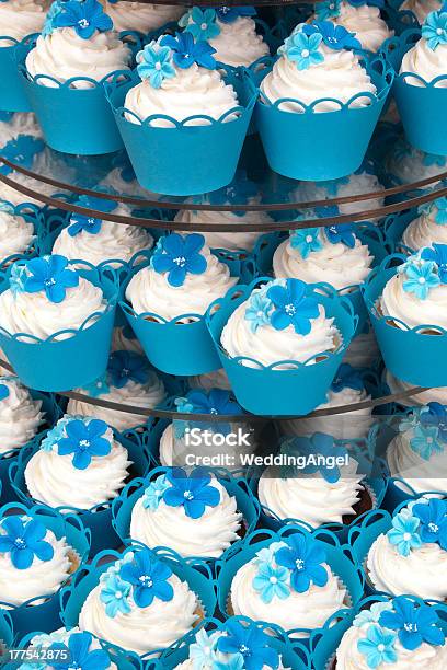 Photo libre de droit de Bleu Pur Cupcakes Avec Flover Sur Glaçage banque d'images et plus d'images libres de droit de Blanc - Blanc, Bleu, Bleu clair