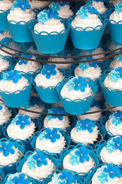Blue cased cupcakes com flover detalhes sobre a crosta de açúcar - foto de acervo