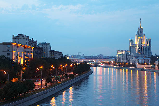 gran edificio en kotelnicheskaya embankment - kotelnicheskaya fotografías e imágenes de stock