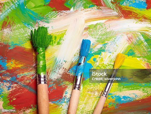 Foto de Paintbrushes Em Fundo Abstrato Grange e mais fotos de stock de Abstrato - Abstrato, Amarelo, Arte