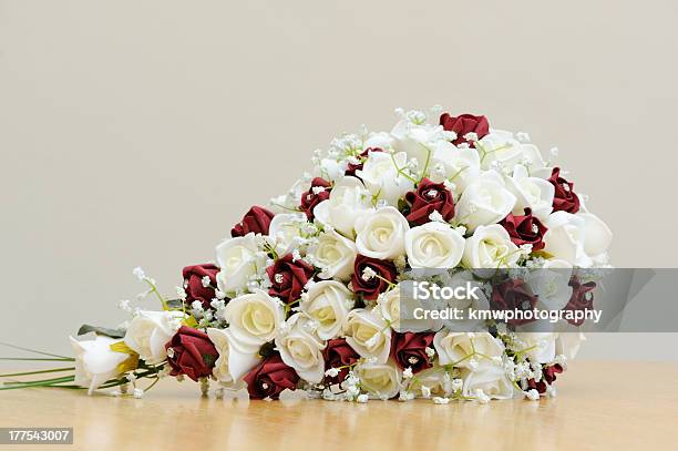 Brides Kwiaty Sztuczne - zdjęcia stockowe i więcej obrazów Bez ludzi - Bez ludzi, Biały, Bukiet