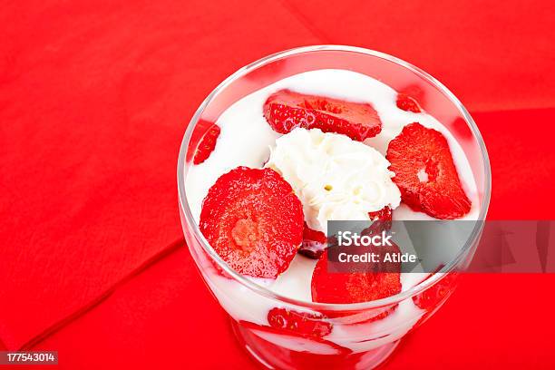 야쿠르트 딸기 0명에 대한 스톡 사진 및 기타 이미지 - 0명, 건강한 식생활, 과일