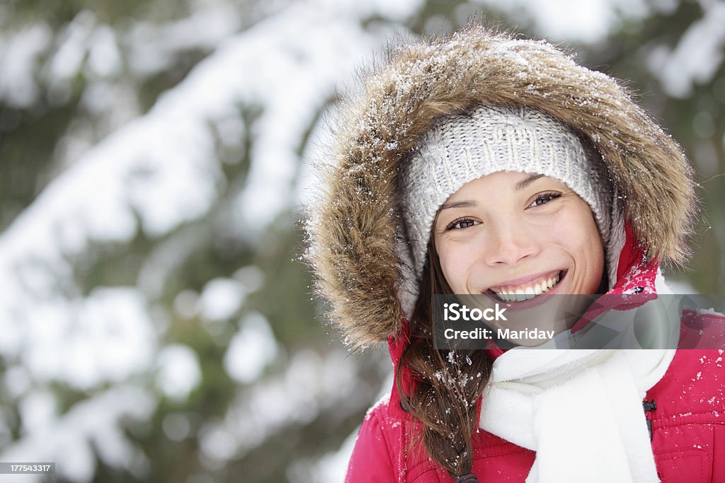 Retrato de invierno de mujer al aire libre - Foto de stock de 20 a 29 años libre de derechos