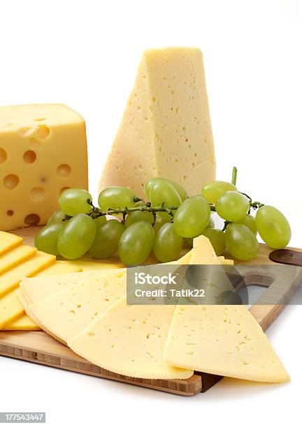 Queso Y Uvas Sobre Un Fondo Blanco Foto de stock y más banco de imágenes de Alimento - Alimento, Aperitivo - Plato de comida, Blanco - Color