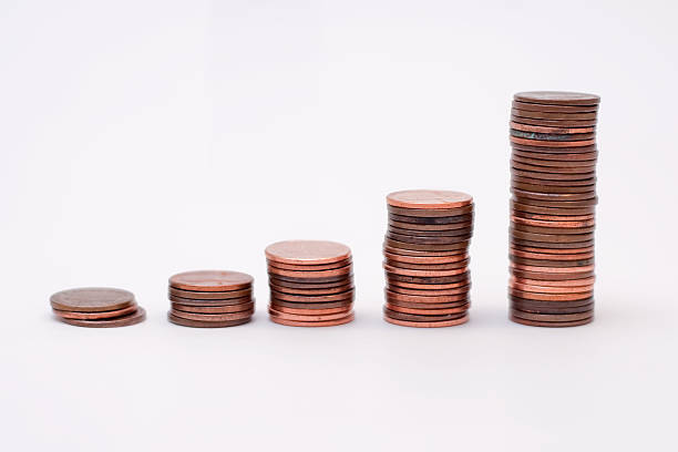 arrumado centavos - coin stacking nickel penny - fotografias e filmes do acervo