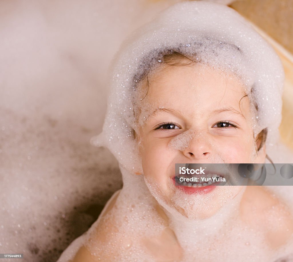 Mignon petit garçon dans la salle de bain en mousse - Photo de Baignoire libre de droits