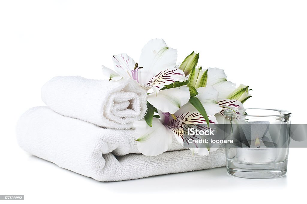 Recursos para spa, toalha, vela e branco Flor - Royalty-free Alstromeria Foto de stock
