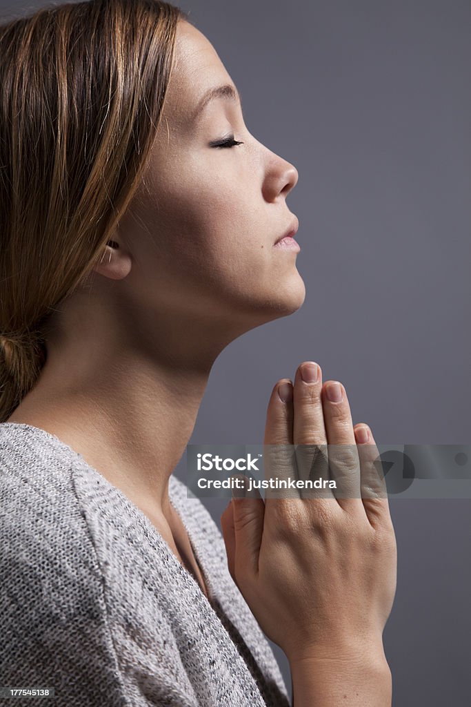 Женщина, Молясь с руки - Стоковые фото Близко к роялти-фри