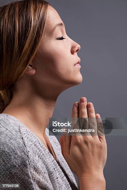 Женщина Молясь С Руки — стоковые фотографии и другие картинки Близко к - Близко к, Бог, Вертикальный