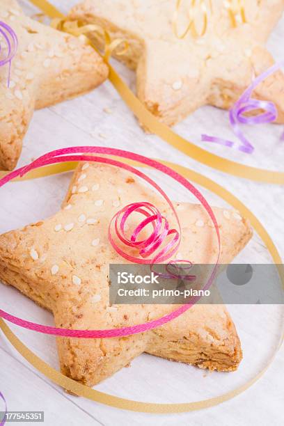 Año Nuevo Y Navidad Festiva Con Cinta De Cookies Foto de stock y más banco de imágenes de 2013 - 2013, Acurrucado, Adorno de navidad