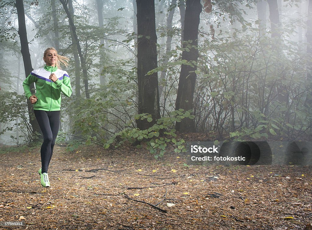 Bambina jogging - Foto stock royalty-free di Adulto