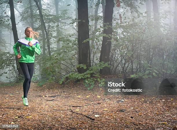 Bambina Jogging - Fotografie stock e altre immagini di Adulto - Adulto, Albero, Allenamento