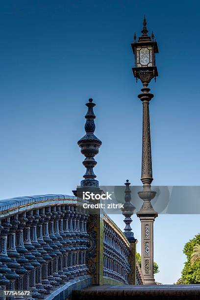 Lamppost Y Banisters Foto de stock y más banco de imágenes de Aire libre - Aire libre, Arquitectura, Azul