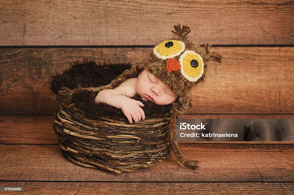 Newborn Baby Girl Wearing a un búho perfil en'U" - Foto de stock de 0-11 meses libre de derechos