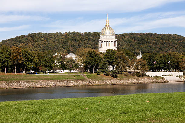 istock Charleston, West Virginia - State Capitol Building 177546514
