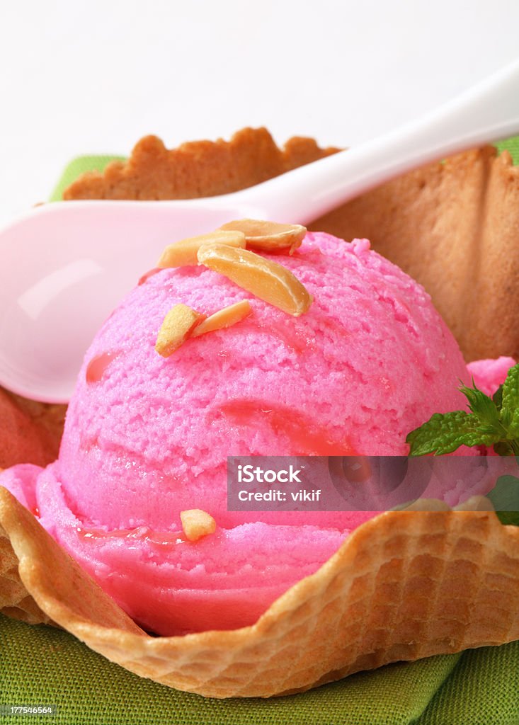 Frutas helado en un tazón de oblea - Foto de stock de Alimento libre de derechos