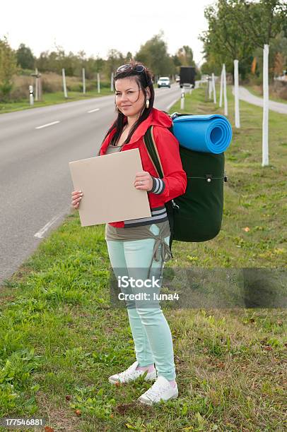 Foto de Hitchhiker Com Sinal Em Branco e mais fotos de stock de A caminho - A caminho, Adolescente, Adulto