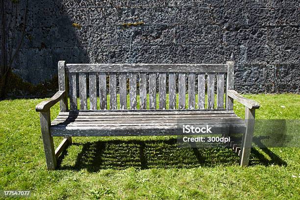 Vintage Wooden Bench Сад — стоковые фотографии и другие картинки Абстрактный - Абстрактный, Архитектура, Без людей