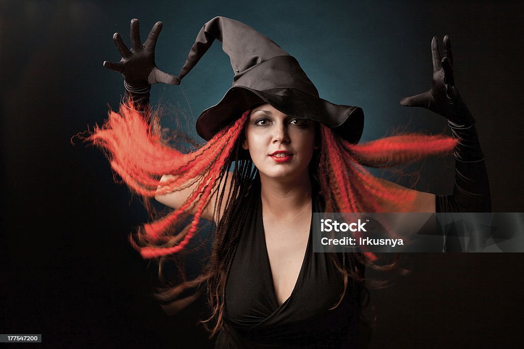 魔女 practises witchcraft 黒い背景にしています。 - ステージのロイヤリティフリーストックフォ�ト