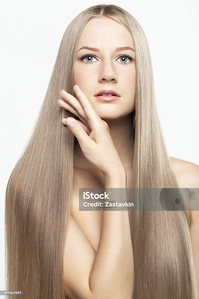 Portrait de jeune femme avec les cheveux longs - Photo de 18-19 ans libre de droits