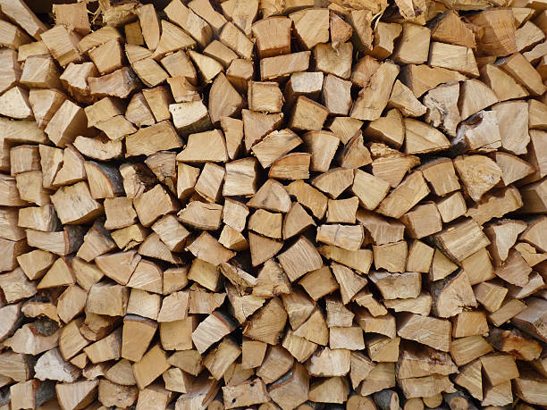 drewno sztuk gotowy do kominek-rombo kształt - wood cutting chopping fireplace zdjęcia i obrazy z banku zdjęć