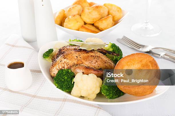 Świąteczny Obiad Pieczeń Kuropatwa - zdjęcia stockowe i więcej obrazów Zestaw do carvingu - Zestaw do carvingu, Kurka kornwalijska, Pieczony kurczak