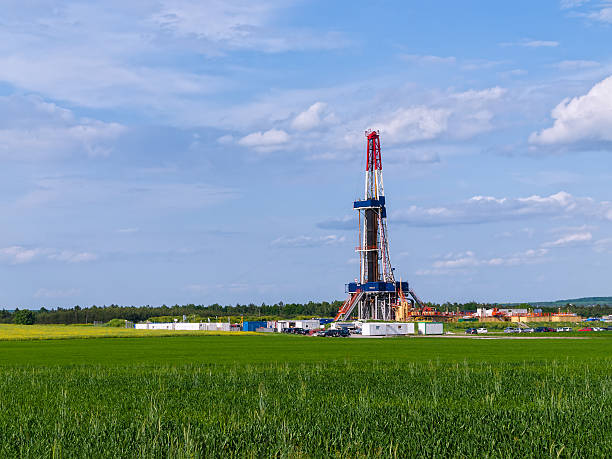 gas de esquisto - oil industry drill tower place of work fotografías e imágenes de stock
