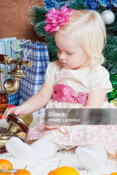 Маленькая Девочка В Christmas Firtree — стоковые фотографии и другие картинки В помещении - В помещении, Вертикальный, Девочки