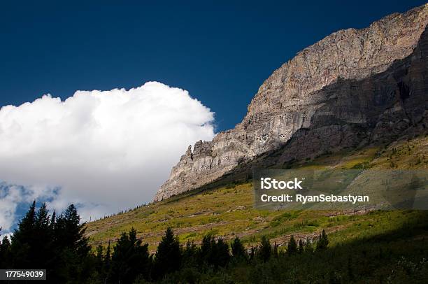 Nubes En Las Montañas Foto de stock y más banco de imágenes de Aire libre - Aire libre, Azul, Belleza de la naturaleza