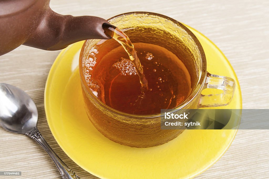 Té se vertió en una taza con platillo - Foto de stock de Antioxidante libre de derechos