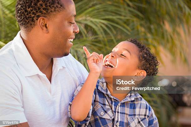 Photo libre de droit de Heureux De Race Mixte Père Et Fils Jouant banque d'images et plus d'images libres de droit de Adulte - Adulte, Affectueux, Afro-américain