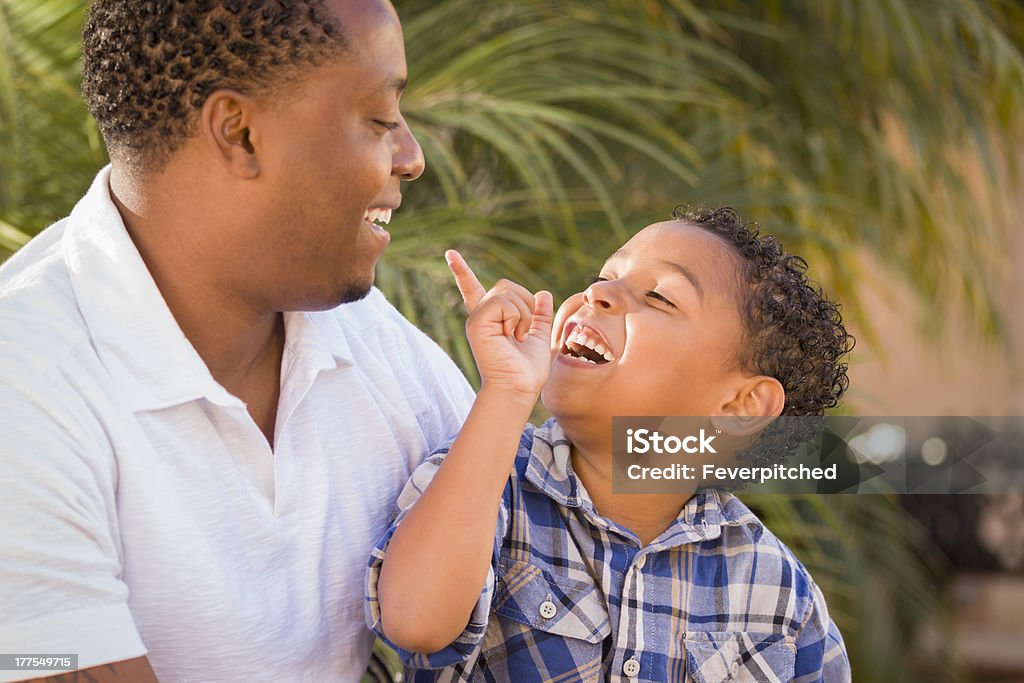 Счастливый смешанной расы отец и сын играет - Стоковые фото Африканская этническая группа роялти-фри
