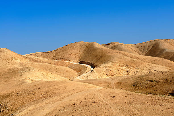 Desert road view of the road in  Israeli desert strada sterrata stock pictures, royalty-free photos & images
