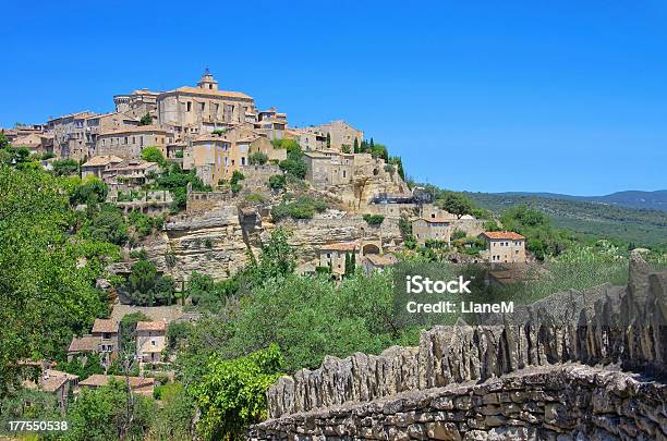 Gordes - Fotografias de stock e mais imagens de Aldeia - Aldeia, Castelo, Cidade Pequena