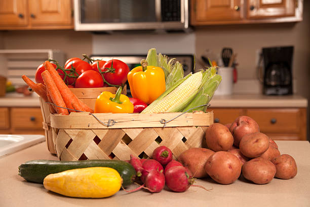 fresca vegitables en el armario de cocina. - vegitables in kitchen fotografías e imágenes de stock